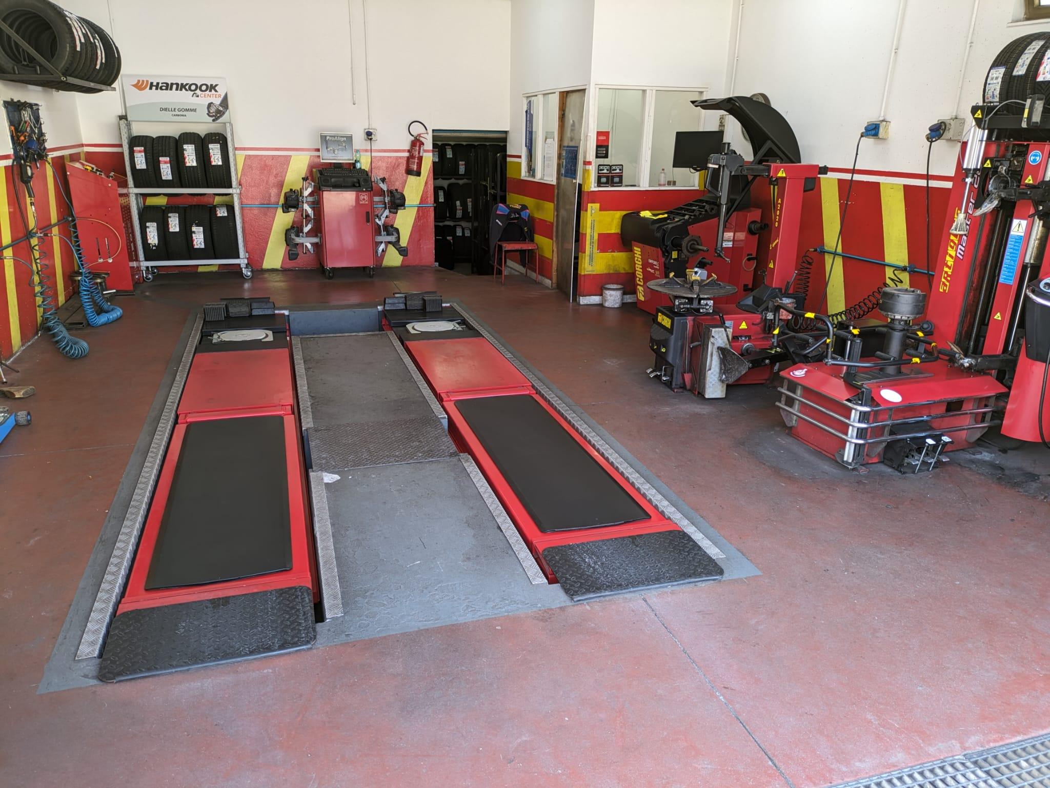 Ponte sollevatore con auto